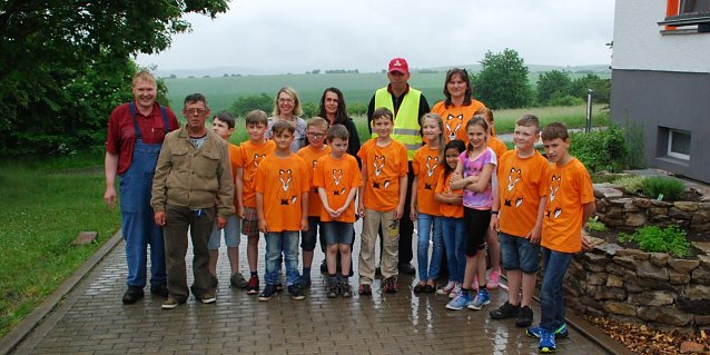 Bild: Die am Projekt "Kr&auml;uterschnecke" Beteiligten stellten sich neben dem Beet f&uuml;r ein Erinnerungsfoto auf. Die Arbeit war und ist ein Gemeinschaftsprojekt der Freien Grundschule Riestedt und der Obersdorfer Einrichtung Villa Kunterbunt.