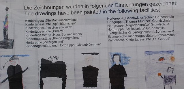 Bild: Die Kindereinrichtungen, dessen flei&szlig;ige Hobbyk&uuml;nstler sich an der Kunstaktion beteiligt haben, werden auf einer Plane genannt.