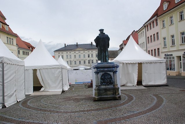 Bild: Ein Ersatz-Lutherdenkmal wurde vor dem Rathaus aufgebaut. An diesem Standort hat der Reformator einen besseren Blick auf das Marktgeschehen als der Bronze-Luther, der zur Zeit restauriert wird. Die Zelte geh&ouml;ren &uuml;brigens zum Kreiskirchentag, der heute Abend er&ouml;ffnet.