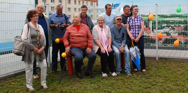 Bild: Im Herzen jung Gebliebene auf und an einer Jugendbank: Sie machen sich teils seit Jahrzehnten auch f&uuml;r die Belange des Nachwuchses der Lutherstadt stark: die Oberb&uuml;rgermeisterin, Mitarbeiter der Eisleber Verwaltung und des Stadtrates.