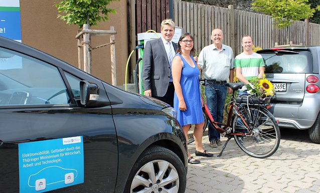 Bild: E-Tankstelle f&uuml;r Autos und Fahrr&auml;der