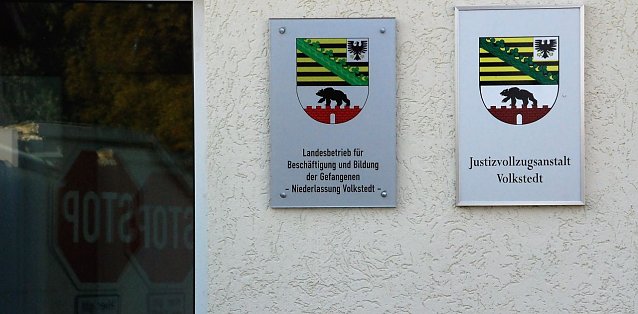 Bild: Der Eingang zur JVA Volkstedt. Das Stoppschild ist keine Fatamorgana, sondern Spiegelung eines realen Schildes. Denn Sicherheit geht vor. Jedenfalls f&uuml;r das Hereinkommen.