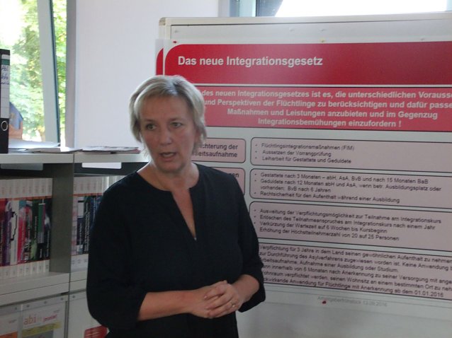 Bild: Die Vorsitzende der Gesch&auml;ftsf&uuml;hrung der Agentur f&uuml;r Arbeit Sangerhausen, Dr. Martina Scherer bei ihren Ausf&uuml;hrungen