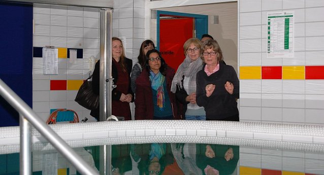 Bild: Physiotherapeutin B. Vogel beim Rundgang