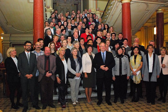 Bild: Gruppenfoto auf der Palasttreppe. Jeder eingeladene Ehrenamtliche erhielt sp&auml;ter als Erinnerung ein solches Foto.