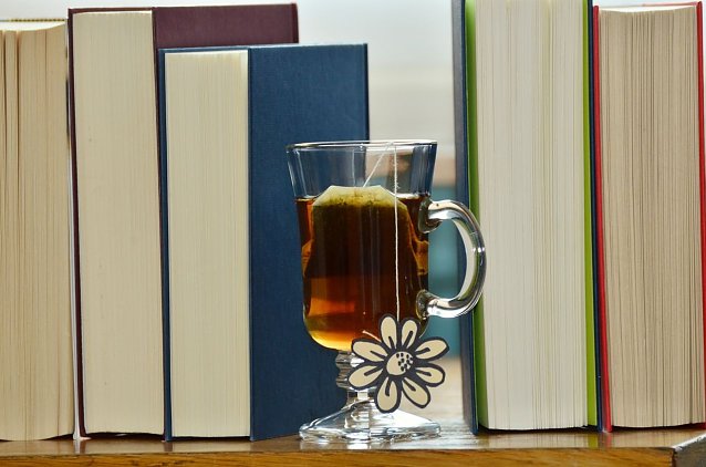 Bild: B&uuml;cher und Teeglas