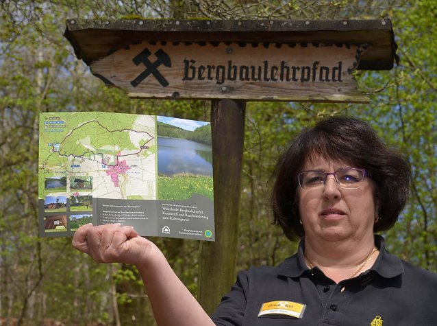Bild: Karin Thom mit Faltblatt