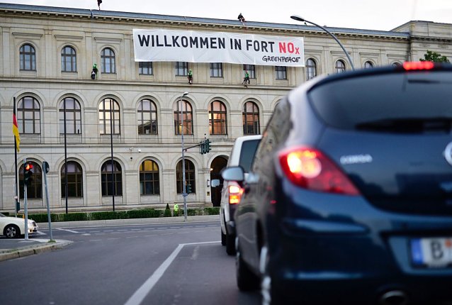 Bild: F&uuml;r bessere Luft in St&auml;dten demonstrieren Greenpeace-Aktivisten wenige Stunden vor Beginn des Dieselgipfels heute in Berlin