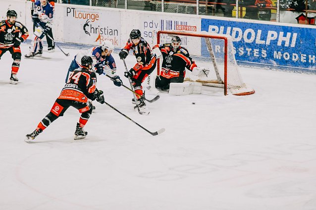 Bild: Deutlich mit 0:6 (0:3; 0:2; 0:1) verloren die Harzer Falken vor der Rekordkulisse in dieser Saison von 1.060 Zuschauern gegen die EC Hannover Indians und sp&uuml;ren nun den Timmendorfer Atem immer deutlicher im Nacken