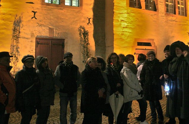 Bild: Stadtf&uuml;hrung bei Laternenschein