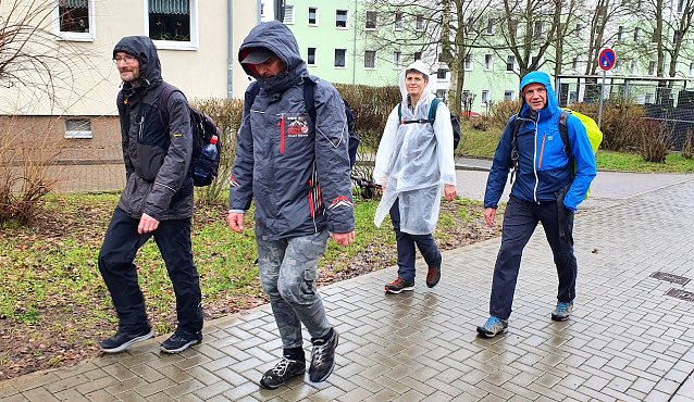 Bild: Circa einen Kilometer nach dem Start in den Regen: Vier Teilnehmer des 45. S&uuml;dharz-Hunderters in der Sangerh&auml;user Stra&szlig;e: Dr. Christian Richter (Jena), Oliver Mieth (Schirgiswalde), Antje Otte-Hartig und Thomas Strietzel (beide Nordhausen, v.l.).