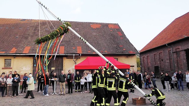 Bild: Maibaumsetzen 