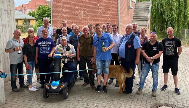 Bild: Verabschiedung am Nordh&auml;user Bahnhof: Ralf Heyder (4.v.l. mit rentner-t-Shirt) geht in Rente