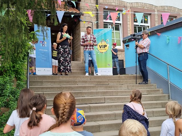 Bild: Anika Rockmann (Schulleiterin der Naturgrundschule Heiligenthal) und Mike Leske (Gesch&auml;ftsf&uuml;hrer Erlebniswelt Museen e. V.) bei der &Uuml;bergabe des VIP-Museumspasses