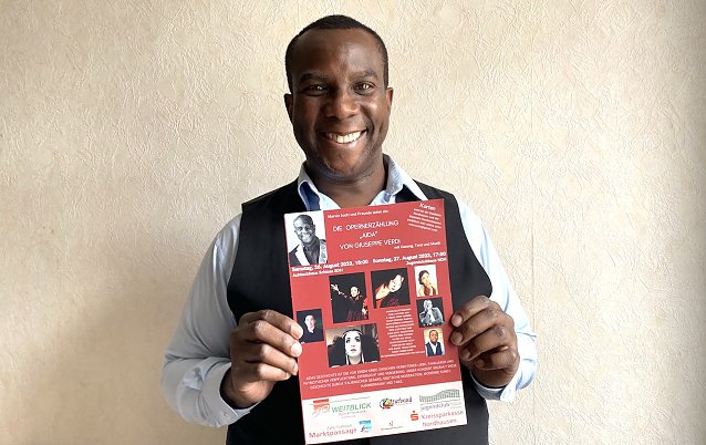 Bild: Marvin Scott mit dem Flyer seines Aida-Projektes