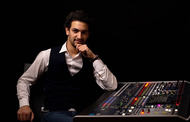 Bild: Selim Mrad vor seinem Mischpult