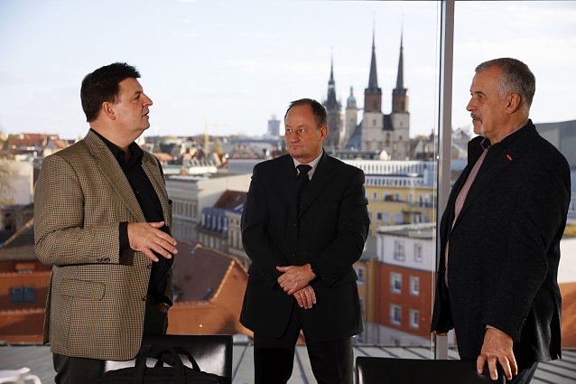 Bild: Bildunterschrift: (v.l.n.r.) IHK-Hauptgesch&auml;ftsf&uuml;hrer Prof. Dr. Thomas Brockmeier, IHK-Pr&auml;sident Steffen Keitel im Gespr&auml;ch mit Thomas Keindorf, Pr&auml;sident der Handwerkskammer Halle (Saale)