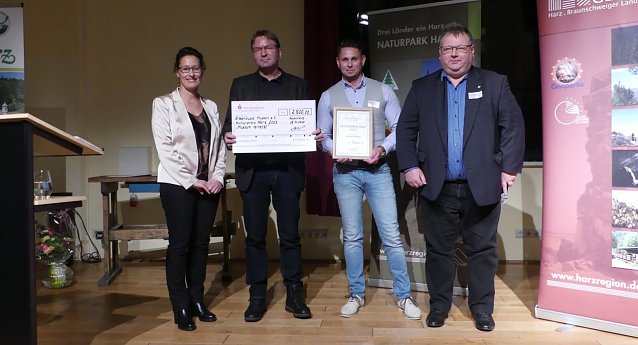 Bild: Der Kulturpreis 2023 des Regionalverbands Harz e. V. ging in diesem Jahr an den regionalen Museumsverbund Erlebniswelt Museen. Dr. Steffen Schmidt (2. von links) und Mike Leske (3. von links) nahmen die Ehrung von Astrid Witte (1. von links) und Uwe Gajowski (4. von links) entgegen (Foto: Regionalverband Harz e. V.)  