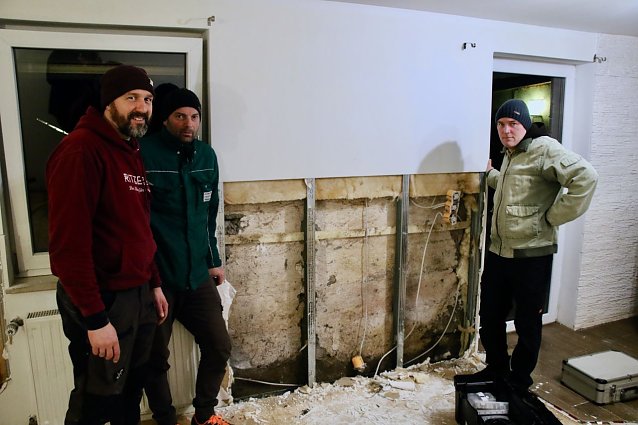 Bild: Frust, Stolz und Galgenhumor in Windehausen: v.l. Sebastian Albert, Jens Bauersfeld vom Agrarbetrieb Zorgeland und Wehrf&uuml;hrer Sebastian Henning 
