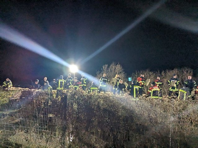 Bild: Einsatzkr&auml;fte im Hochwassereinsatz