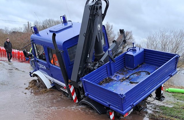 Bild: Eingesunkener Unimog w&auml;hrend des Hochwassereinsatzes