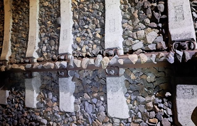 Bild: Unbekannte legten Steine und eine Steinplatte auf die Gleise