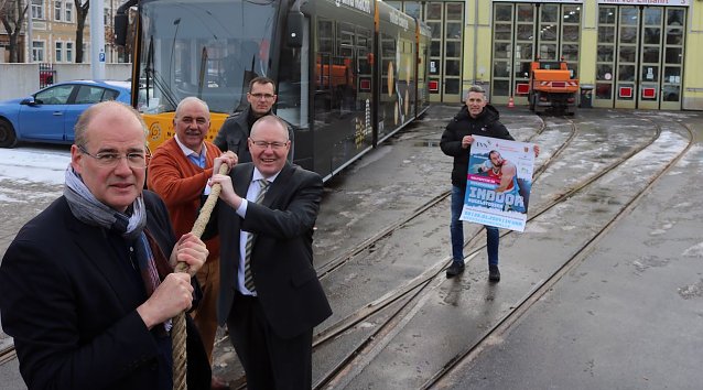 Bild: Matthias Jendricke (Landrat), Thorsten Schwarz (Gesch&auml;ftsf&uuml;hrer Verkehrsbetriebe Nordhausen), Werner H&uuml;tcher (Indoor�Direktor), Jens Germer (Gesch&auml;ftsf&uuml;hrer Nordhausen Netz) und Marco Bachmann (Gruppenleiter Marketing Stadtwerke) ziehen bei den Vorbereitungen zum Nordhausen Indoor-Kugelsto&szlig;en an einem Strang (v.l.n.r.)