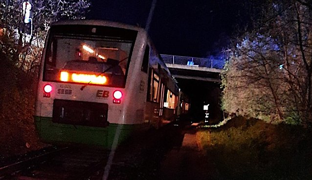 Bild: Besch&auml;digter Treibwagen nach Attacke auf die Gleise