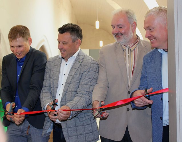 Bild: Er&ouml;ffnung Wanderausstellung, von links nach rechts: Daniel Bierbaum SEG, Landrat Andr&eacute; Schr&ouml;der, Pfarrer J&ouml;rg Thoms und Oberb&uuml;rgermeister Gemeinde S&uuml;dharz Peter Kohl