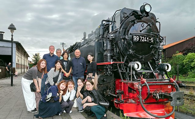 Bild: Besuch aus Fernost: Begleitet von HSB-Marketing- und Vertriebsleiter Mario Schmidt (2. v. l.) sowie der DZT-Mitarbeiterin Mayumi Takao (4. v.l. oben) ging es heute Vormittag von Wernigerode aus mit Volldampf auf den Brocken.