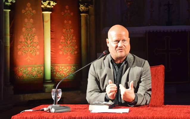 Bild: Christof Weigold liest beim "Mordsharz" in Nordhausen