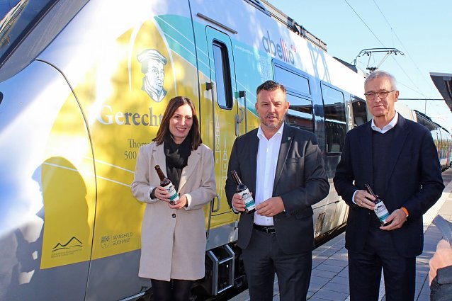 Bild: &Uuml;bergabe des Zugs (v.l.n.r. Uwe Gajowski, Andr&eacute; Schr&ouml;der, Diana zur Horst-Schuster, Rolf Schafferath), Taufe des Zuges (v.l.n.r. Diana zur Horst Schuster, Andr&eacute; Schr&ouml;der, Rolf Schafferath), zweiter Triebkopf
