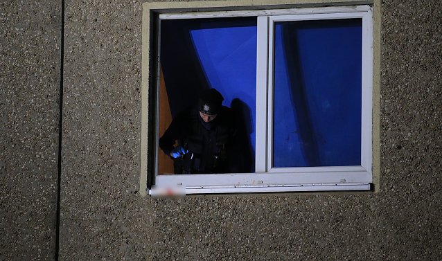 Bild: Ein Polizist untersucht die Unfallstelle 