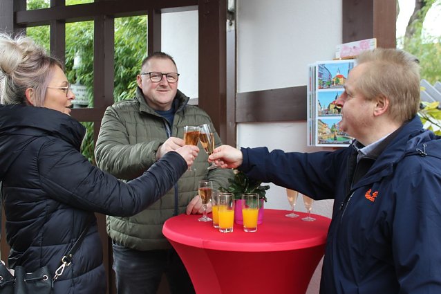 Bild: "Kanpai" oder auch "Prost" auf eine neue Gartensaison: Julia Ehrlich, Andr&eacute; Bohn und Andreas Reimann sto&szlig;en darauf an