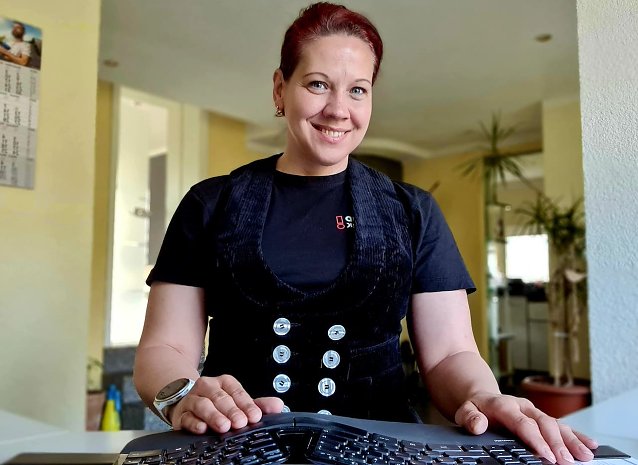 Bild: Hat Spa&szlig; an ihrer Arbeit: Cornelia Wilhelm &uuml;ber ihre Erfahrungen in einer Dchdeckerfirma