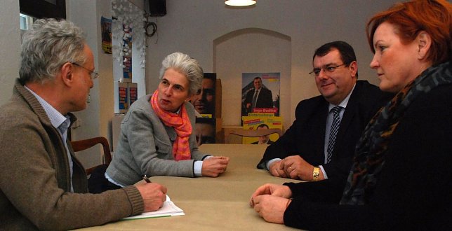 Bild: Marie-Agnes Strack-Zimmermann im Gespr&auml;ch mit Ingo Bodtke, Kathrin Tarricone und msh-online im Freiraum, dem Sitz der FDP in Hettstedt (ab 2. v. l. im Uhrzeigersinn).