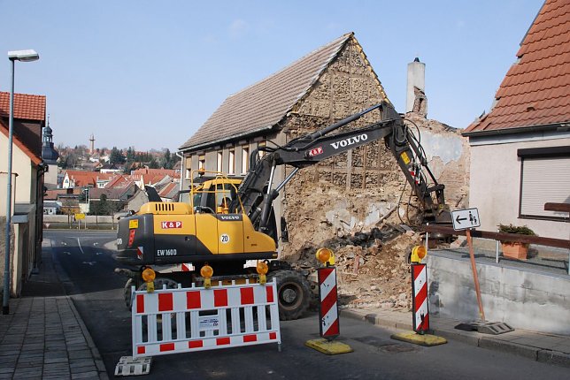 Bild: Der aktuelle Arbeitsmarktbericht stimmt zuversichtlich: Im Februar 2016 sind die Arbeitslosenzahlen erneut leicht gesunken. Besonders in der Baubranche wird im Fr&uuml;hjahr traditionell mehr Personal gebraucht. Unternehmen wie K & P in Hettstedt haben jedoch immer zu tun. Im Bild: Heute war der Kupferberg in Hettstedt wegen eines Hausabrisses, den K & P erledigte, einige Stunden lang voll gesperrt.