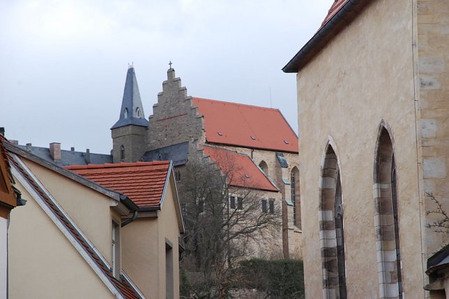 Bild: Weckt immer wieder Begehrlichkeiten: Schloss Mansfeld (hier die Schlosskirche, von der Stadtkirche St. Georg aus gesehen). Im Sommer soll hier ein ganz neues Kapitel aufgeschlagen werden: Geplant ist das erste Mansfelder Song & Slam-Festival.