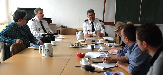 Bild: Auswertung der Verkehrsunfallstatistik 2015. Im Bild 2. v. l. Heiko Prull, Pressesprecher des Polizeireviers Mansfeld-S&uuml;dharz, in der Mitte der Leiter des Polizeirevieres, Polizeidirektor Thomas Aust.