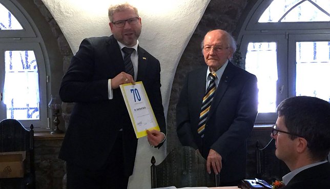 Bild: FDP-Kreisvorsitzender Harald Oster (li.) &uuml;berreicht dem Eisleber Dr.-Ing. Gerhard Boltz Urkunde und Theodor-Heuss-Medaille f&uuml;r 70-j&auml;hrige Mitgliedschaft in einer liberalen bzw. Freien Demokratischen Partei.