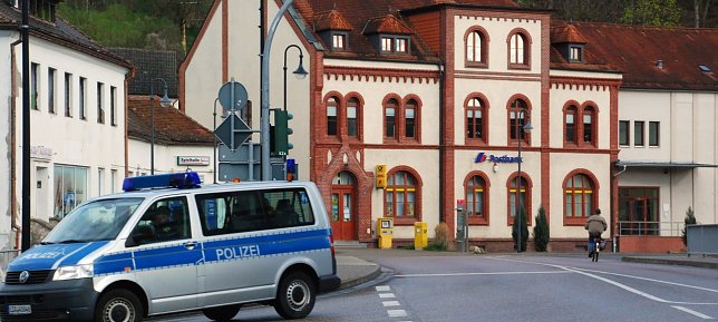 Bild: In dieser Hettstedter Postfiliale ereignete sich heute Morgen ein Verbrechen. Zwei maskierte, bewaffnete M&auml;nner waren vor &Ouml;ffnung der Post in das Geb&auml;ude eingedrungen und forderten noch vor Dienstbeginn der Angestellten Geld.