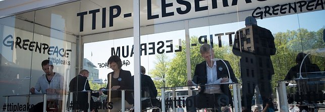 Bild: TTIP-Leseraum am Brandenburger Tor