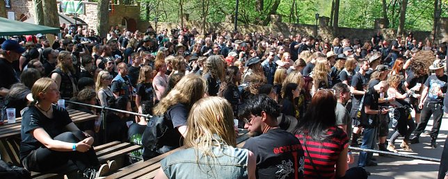 Bild: Drei Tage Sonnenschein und super Stimmung beim Darktroll Festival 7 auf der Burg Bornstedt. Ein phantastisches Musikprogramm begeisterte.