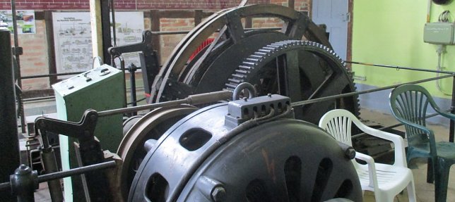 Bild: Blick in die Maschinenhalle des Schmidschachtes Helbra. K&uuml;nftig soll man den Stuhl oder eine Bank auch drau&szlig;en unter eine Linde stellen, die Aussicht genie&szlig;en und &uuml;ber die Geschichte des Bergbaus und H&uuml;ttenwesens nachdenken und diskutieren k&ouml;nnen.