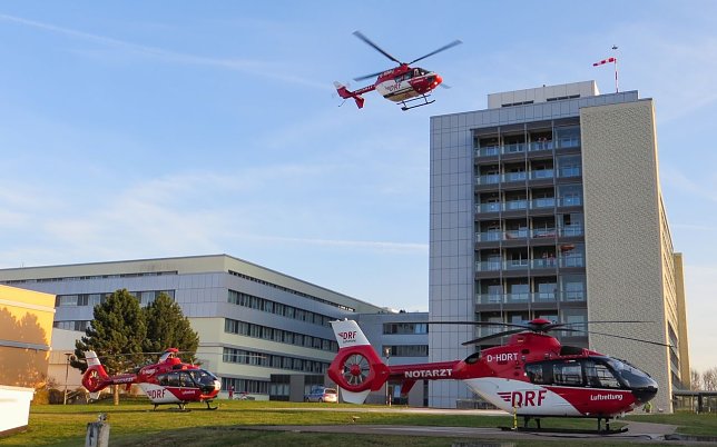 Bild: Christoph 36 und Christoph 37 sind noch am Boden, w&auml;hrend sich die Besatzung von Christoph Halle wieder auf den Weg macht.