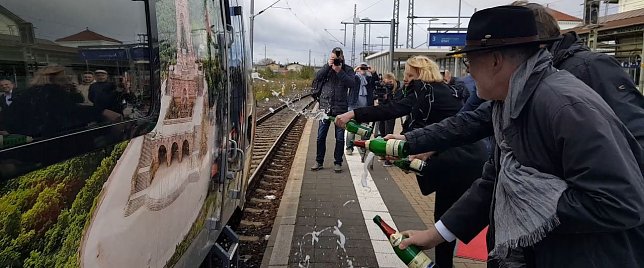 Bild: Sektdusche am Triebwagen