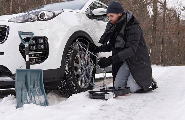 Bild: Wer im Alpenraum unterwegs ist, sollte im Winter Schneeketten mitnehmen.