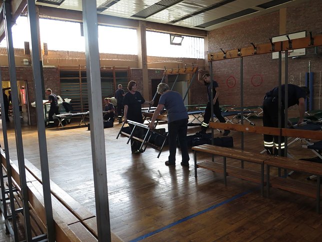 Bild: Es war der 31. August 2015. Die ersten Fl&uuml;chtlinge kamen an. Eine Turnhalle in Nordhausen wird als Notunterkunft eingerichtet.