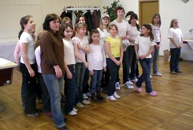 Die jungen T&auml;nzerinnen von No name (Foto: Henze)