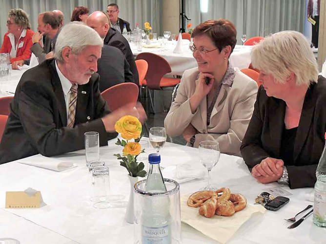 Mit Parlamentariern im Gespr&auml;ch (Foto: H.-P. Lippert)
